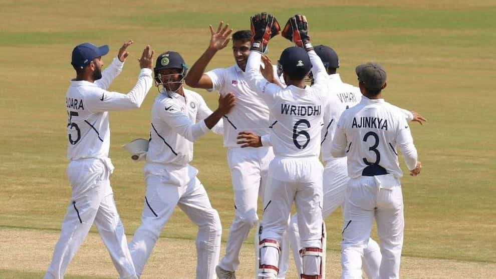 ಐಸಿಸಿ ಬುಧವಾರ ಟೆಸ್ಟ್ ಆಲ್ರೌಂಡರ್ಗಳ ಶ್ರೇಯಾಂಕವನ್ನು ಬಿಡುಗಡೆ ಮಾಡಿದ್ದು, ಇದರಲ್ಲಿ ಭಾರತಕ್ಕೆ ನಿರಾಶಾದಾಯಕ ಸುದ್ದಿಯ ಜೊತೆಗೆ ಸಂತೋಷದ ಸುದ್ದಿಯೂ ಇದೆ. ಭಾರತದ ಇಬ್ಬರು ದಿಗ್ಗಜರು ಈ ಶ್ರೇಯಾಂಕದಲ್ಲಿ ಬದಲಾವಣೆ ಕಂಡಿದ್ದಾರೆ. ಭಾರತವು ಇತ್ತೀಚೆಗೆ ನ್ಯೂಜಿಲೆಂಡ್ ವಿರುದ್ಧ ಎರಡು ಪಂದ್ಯಗಳ ಟೆಸ್ಟ್ ಸರಣಿಯನ್ನು ಆಡಿದೆ. ಈ ಸರಣಿಯಲ್ಲಿನ ಪ್ರದರ್ಶನದ ಆಧಾರದ ಮೇಲೆ ಭಾರತದ ರವಿಚಂದ್ರನ್ ಅಶ್ವಿನ್ ಮತ್ತು ರವೀಂದ್ರ ಜಡೇಜಾ ಅವರ ಆಲ್ರೌಂಡರ್ಗಳ ಶ್ರೇಯಾಂಕದಲ್ಲಿ ಬದಲಾವಣೆಯಾಗಿದೆ. ಅಶ್ವಿನ್ ಲಾಭ ಪಡೆದರೆ, ಜಡೇಜಾ ಸಂಕಷ್ಟಕ್ಕೆ ಸಿಲುಕಿದ್ದಾರೆ.