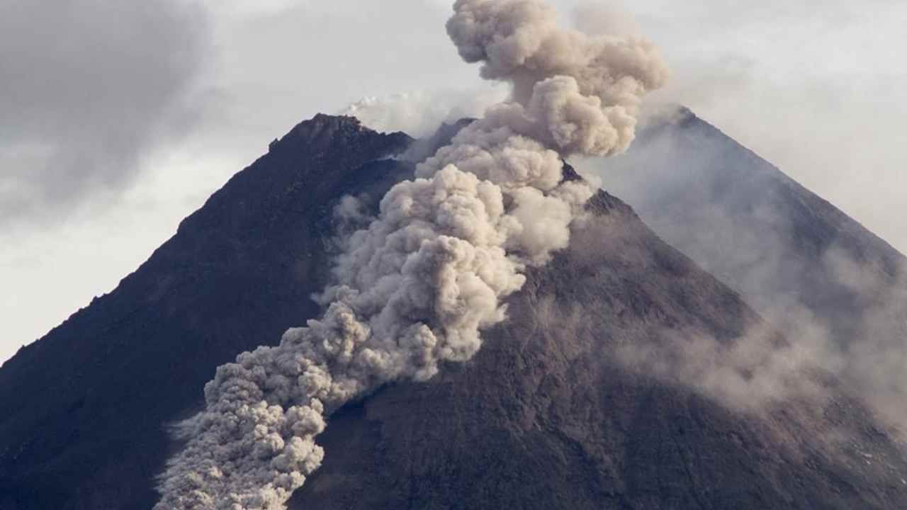 Indonesia Volcano: ಸೆಮೇರು ಪರ್ವತದಲ್ಲಿ ಜ್ವಾಲಾಮುಖಿ ಸ್ಫೋಟ; 13 ಮಂದಿ ಸಾವು