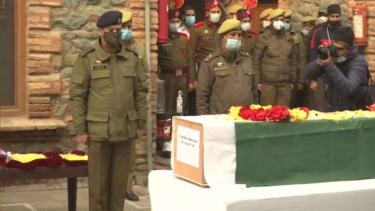 Srinagar Terrorist attack ಶ್ರೀನಗರದಲ್ಲಿ ಪೊಲೀಸ್ ಬಸ್ ಮೇಲೆ ಉಗ್ರರ ದಾಳಿ: ಪೊಲೀಸರ ಸಾವಿನ ಸಂಖ್ಯೆ 3ಕ್ಕೆ ಏರಿಕೆ Srinagar Terrorist attack ಶ್ರೀನಗರದಲ್ಲಿ ಪೊಲೀಸ್ ಬಸ್ ಮೇಲೆ ಉಗ್ರರ ದಾಳಿ: ಪೊಲೀಸರ ಸಾವಿನ ಸಂಖ್ಯೆ 3ಕ್ಕೆ ಏರಿಕೆ