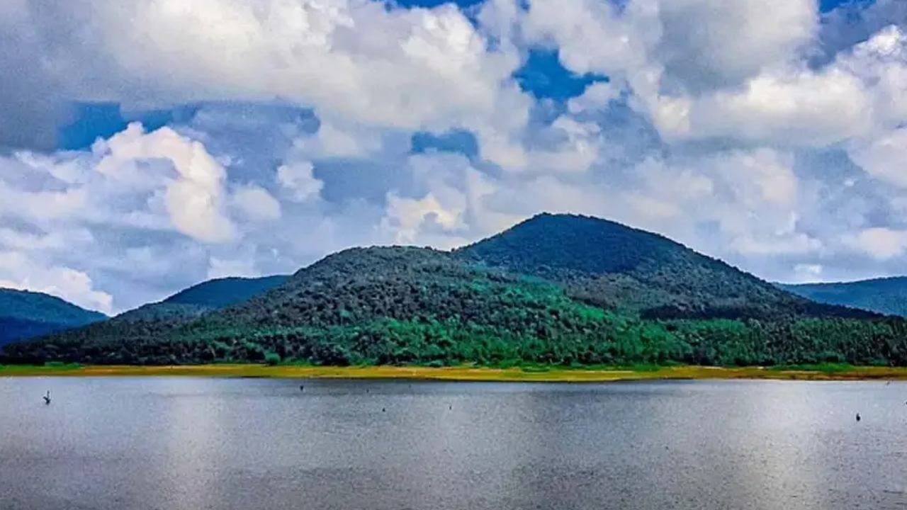 ಘಾಟ್ ಶಿಲಾ (Ghatshila) ಬೆಟ್ಟ. ಪ್ರಕೃತಿ ಪ್ರಿಯರಿಗೆ ಇದೊಂದು ಸ್ವರ್ಗದಂತೆ ಅನುಭವ ನೀಡುತ್ತದೆ. ನೆಮ್ಮದಿಯಿಂದ ಕಾಲ ಕಳೆಯಲು ಈ ಸ್ಥಳಕ್ಕೆ ಭೇಟಿ ನೀಡಬಹುದು. ಈ ಘಾಟ್ ಶಿಲಾ ಪಕ್ಕದಲ್ಲಿಯೇ ನೀವು ಅನೇಕ ಸ್ಥಳಗಳಿಗೆ ಭೇಟಿ ನೀಡಬಹದು.