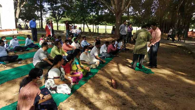 ಕರ್ನಾಟಕ ರಾಜ್ಯ ಮುಕ್ತ ವಿವಿ: ಅಧ್ಯಾಪಕರ ಸಂಘದ ಸಭೆಗೆ ಕುಲಪತಿಗಳಿಂದ ಅನುಮತಿ ನಿರಾಕರಣೆ; ಬಯಲಿನಲ್ಲೇ ನಡೆದ ಸಭೆ