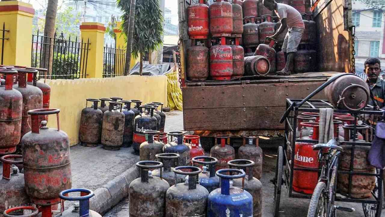 LPG Cylinder Price: ಬಜೆಟ್​ ಮಂಡನೆಗೂ ಮೊದಲು ಗುಡ್​ನ್ಯೂಸ್​; ವಾಣಿಜ್ಯ ಬಳಕೆ ಸಿಲಿಂಡರ್​ ಬೆಲೆಯಲ್ಲಿ ಮತ್ತೆ 91.50 ರೂ. ಇಳಿಕೆ