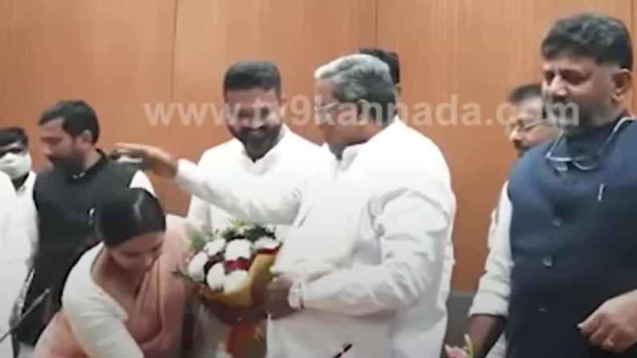 ಸಹೋದರನ ಗೆಲುವಿನಲ್ಲಿ ನಿರ್ಣಾಯಕ ಪಾತ್ರ ನಿರ್ವಹಿಸಿದ ಲಕ್ಷ್ಮಿ ಹೆಬ್ಬಾಳ್ಕರ್ ಗೆ ಭೇಷ್ ಎಂದರು ಸಿದ್ದರಾಮಯ್ಯ ಸಹೋದರನ ಗೆಲುವಿನಲ್ಲಿ ನಿರ್ಣಾಯಕ ಪಾತ್ರ ನಿರ್ವಹಿಸಿದ ಲಕ್ಷ್ಮಿ ಹೆಬ್ಬಾಳ್ಕರ್ ಗೆ ಭೇಷ್ ಎಂದರು ಸಿದ್ದರಾಮಯ್ಯ