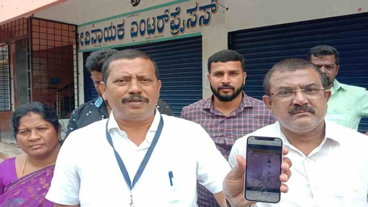ಜೆಡಿಎಸ್ ಅಭ್ಯರ್ಥಿಗೆ ಮತ ಹಾಕಿದ ಫೋಟೋ ವೈರಲ್, ಗೌಪ್ಯ ಮತದಾನ ಉಲ್ಲಂಘನೆಯಾಗಿದೆ ಎಂದು ಕಾಂಗ್ರೆಸ್ ನಾಯಕರ ಆಕ್ರೋಶ ಜೆಡಿಎಸ್ ಅಭ್ಯರ್ಥಿಗೆ ಮತ ಹಾಕಿದ ಫೋಟೋ ವೈರಲ್, ಗೌಪ್ಯ ಮತದಾನ ಉಲ್ಲಂಘನೆಯಾಗಿದೆ ಎಂದು ಕಾಂಗ್ರೆಸ್ ನಾಯಕರ ಆಕ್ರೋಶ