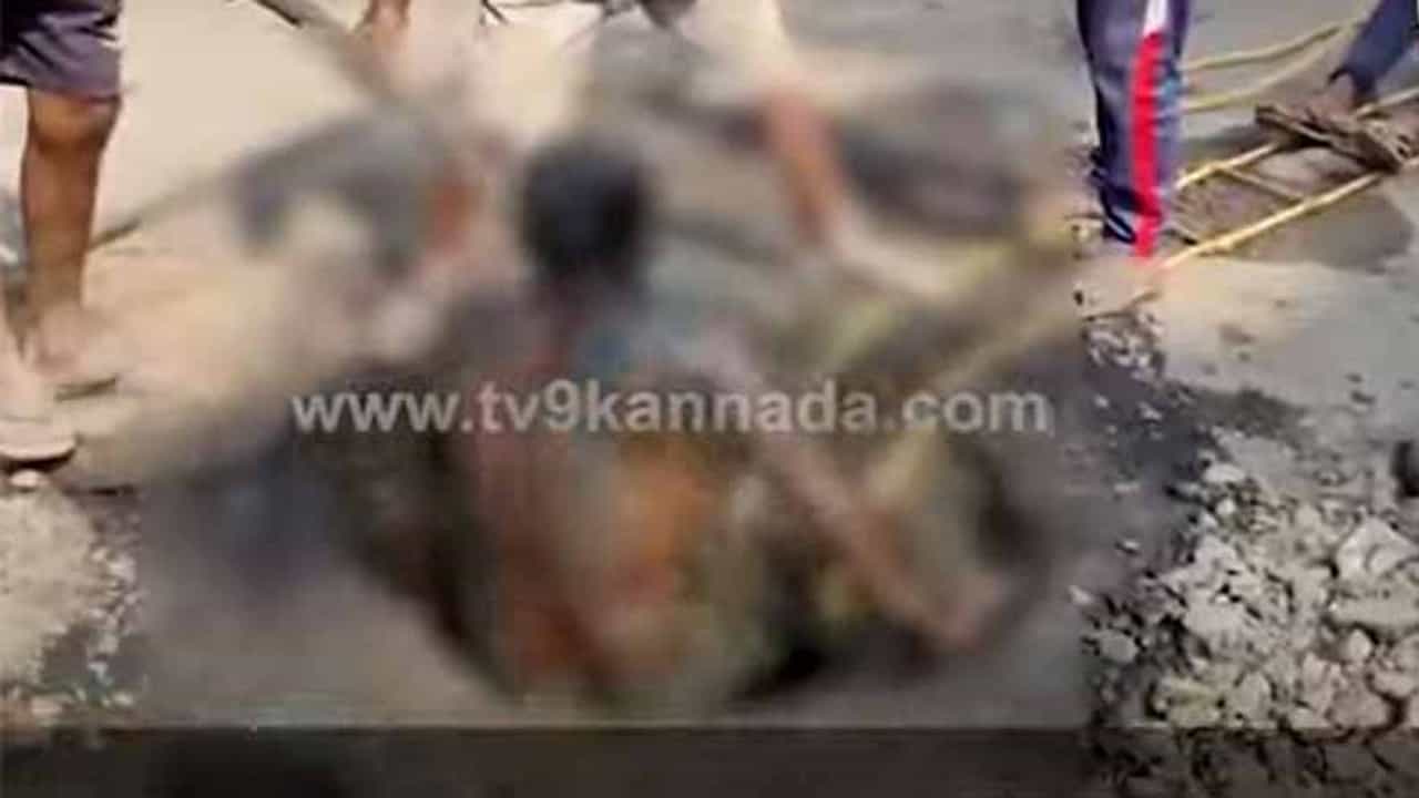 ಹಾವೇರಿ: ಕಾರ್ಮಿಕನನ್ನು ಮ್ಯಾನ್ಹೋಲ್ನೊಳಗೆ ಇಳಿಸಿದ ಅಧಿಕಾರಿಗಳು, ಸಾರ್ವಜನಿಕರಿಂದ ತರಾಟೆ, ತಪ್ಪಿದ ಅನಾಹುತ ಹಾವೇರಿ: ಕಾರ್ಮಿಕನನ್ನು ಮ್ಯಾನ್ಹೋಲ್ನೊಳಗೆ ಇಳಿಸಿದ ಅಧಿಕಾರಿಗಳು, ಸಾರ್ವಜನಿಕರಿಂದ ತರಾಟೆ, ತಪ್ಪಿದ ಅನಾಹುತ