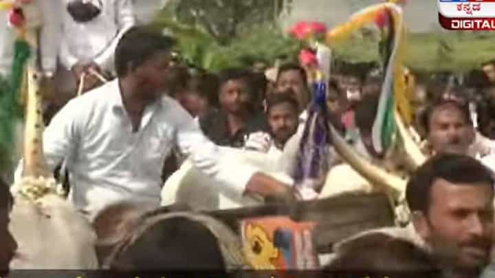 ಸಿದ್ದರಾಮಯ್ಯನವರ ಹುಟ್ಟೂರಿನಲ್ಲಿ ಸ್ವಾಗತಕ್ಕೆ ಬಂದಿದ್ದು ಅನೇಕ ಜನ ಆದರೆ ಮಾಸ್ಕ್ ಧರಿಸಿದ್ದು ಕೆಲವೇ ಜನ! ಸಿದ್ದರಾಮಯ್ಯನವರ ಹುಟ್ಟೂರಿನಲ್ಲಿ ಸ್ವಾಗತಕ್ಕೆ ಬಂದಿದ್ದು ಅನೇಕ ಜನ ಆದರೆ ಮಾಸ್ಕ್ ಧರಿಸಿದ್ದು ಕೆಲವೇ ಜನ!