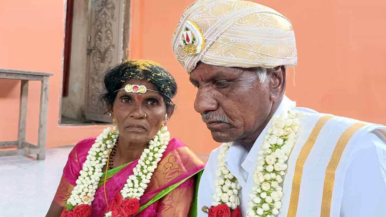ವಧುವಿಗೆ 58, ವರನಿಗೆ 65: ಫಲಿಸಿತು 35 ವರ್ಷಗಳ ಪ್ರೇಮ- ಮೇಲುಕೋಟೆ ಗುರುಪೀಠದಲ್ಲಿ ಅಪರೂಪದ ಮದುವೆ ವಧುವಿಗೆ 58, ವರನಿಗೆ 65: ಫಲಿಸಿತು 35 ವರ್ಷಗಳ ಪ್ರೇಮ- ಮೇಲುಕೋಟೆ ಗುರುಪೀಠದಲ್ಲಿ ಅಪರೂಪದ ಮದುವೆ