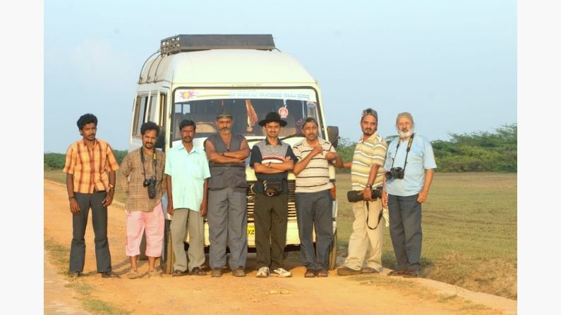 ತಮ್ಮ ಛಾಯಾಗ್ರಾಹಕ ಗೆಳೆಯರೊಂದಿಗೆ ನಟ ಶಿವರಾಂ. ಹಿರಿಯ ಛಾಯಾಚಿತ್ರಗಾರ ಲೋಕೇಶ್ ಮೊಸಳೆ ಅವರೂ ಶಿವರಾಂ ಅವರೊಂದಿಗೆ ಚಿತ್ರದಲ್ಲಿ ಇರುವುದನ್ನು ಕಾಣಬಹುದು.