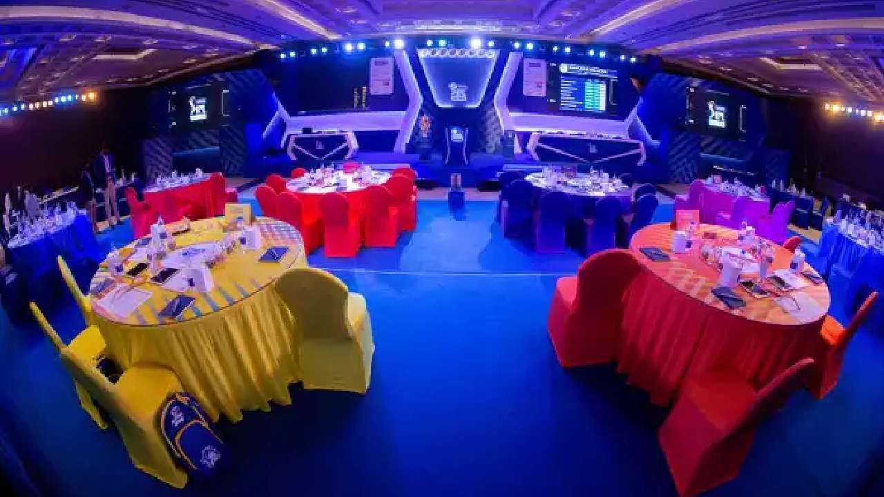 ಈ ಹಿಂದೆ ಮೆಗಾ ಹರಾಜನ್ನು ಜನವರಿ ಮೊದಲ ವಾರದಲ್ಲಿ ನಡೆಸಲು ಬಿಸಿಸಿಐ ನಿರ್ಧರಿಸಿತ್ತು. ಆದರೀಗ ಜನವರಿ 2ನೇ ವಾರದಲ್ಲಿ ಮೆಗಾ ಹರಾಜಿಗಾಗಿ ವೇದಿಕೆ ಸಿದ್ದಪಡಿಸಲು ತೀರ್ಮಾನಿಸಲಾಗಿದೆ. ಏಕೆಂದರೆ ಈ ಹಿಂದೆ ಬಿಸಿಸಿಐ ಹೊಸ ಫ್ರಾಂಚೈಸಿಗಳಿಗೆ ತಲಾ ಮೂವರು ಆಟಗಾರರನ್ನು ಆಯ್ಕೆ ಮಾಡಲು ಡಿಸೆಂಬರ್ 25 ರವರೆಗೆ ಗಡುವು ನೀಡಿತ್ತು.