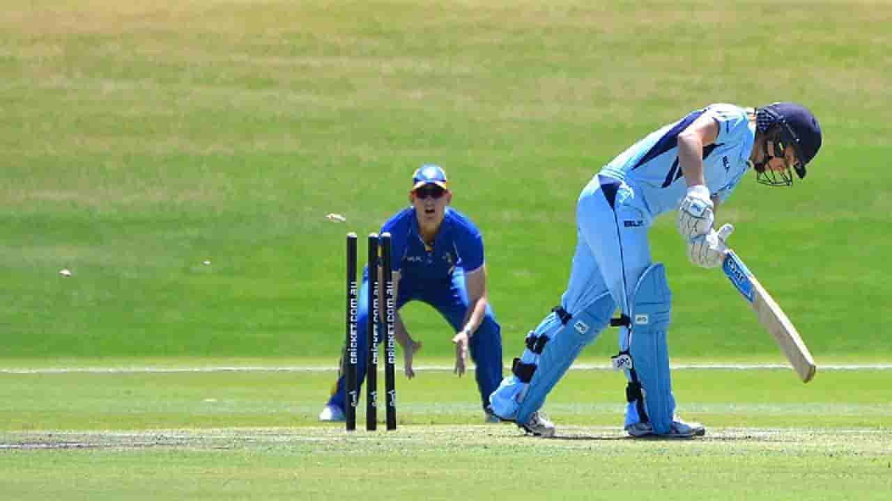 ಹೀಗೊಂದು ಔಟ್: ಮೊಬೈಲ್ ಜೇಬಿನಲ್ಲಿಟ್ಟುಕೊಂಡು ಔಟಾದ ಬ್ಯಾಟರ್