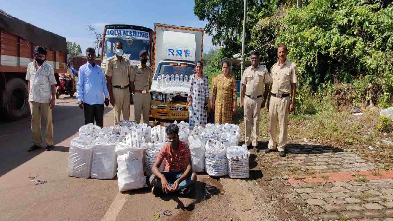 ಚುನಾವಣೆಯಲ್ಲಿ ಹಂಚಲು ಗೋವಾದಿಂದ ಆಲ್ಕೋಹಾಲ್ ತಂದು ಸಿಕ್ಕಿಬಿದ್ದ ಆರೋಪಿ; ಎಣ್ಣೆ ಸಾಗಾಟಕ್ಕೆ ಖತರ್ನಾಕ್ ಐಡಿಯಾ! ಚುನಾವಣೆಯಲ್ಲಿ ಹಂಚಲು ಗೋವಾದಿಂದ ಆಲ್ಕೋಹಾಲ್ ತಂದು ಸಿಕ್ಕಿಬಿದ್ದ ಆರೋಪಿ; ಎಣ್ಣೆ ಸಾಗಾಟಕ್ಕೆ ಖತರ್ನಾಕ್ ಐಡಿಯಾ!