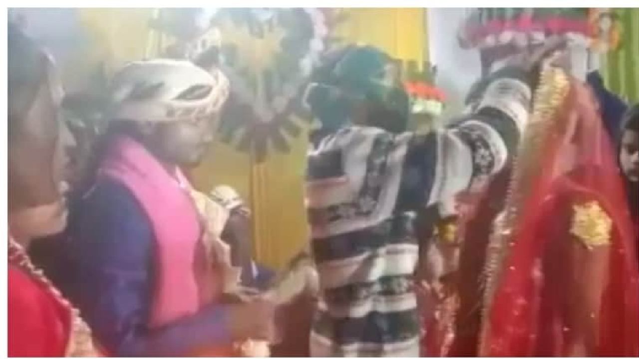 Viral Video: ಮದುವೆ ಮಂಟಪಕ್ಕೆ ನುಗ್ಗಿ ಪ್ರೇಯಸಿಯ ಹಣೆಗೆ ಸಿಂಧೂರವಿಟ್ಟ ಯುವಕ; ತಾಳಿ ಕಟ್ಟಲು ರೆಡಿಯಾಗಿದ್ದ ವರ ಶಾಕ್! Viral Video: ಮದುವೆ ಮಂಟಪಕ್ಕೆ ನುಗ್ಗಿ ಪ್ರೇಯಸಿಯ ಹಣೆಗೆ ಸಿಂಧೂರವಿಟ್ಟ ಯುವಕ; ತಾಳಿ ಕಟ್ಟಲು ರೆಡಿಯಾಗಿದ್ದ ವರ ಶಾಕ್!
