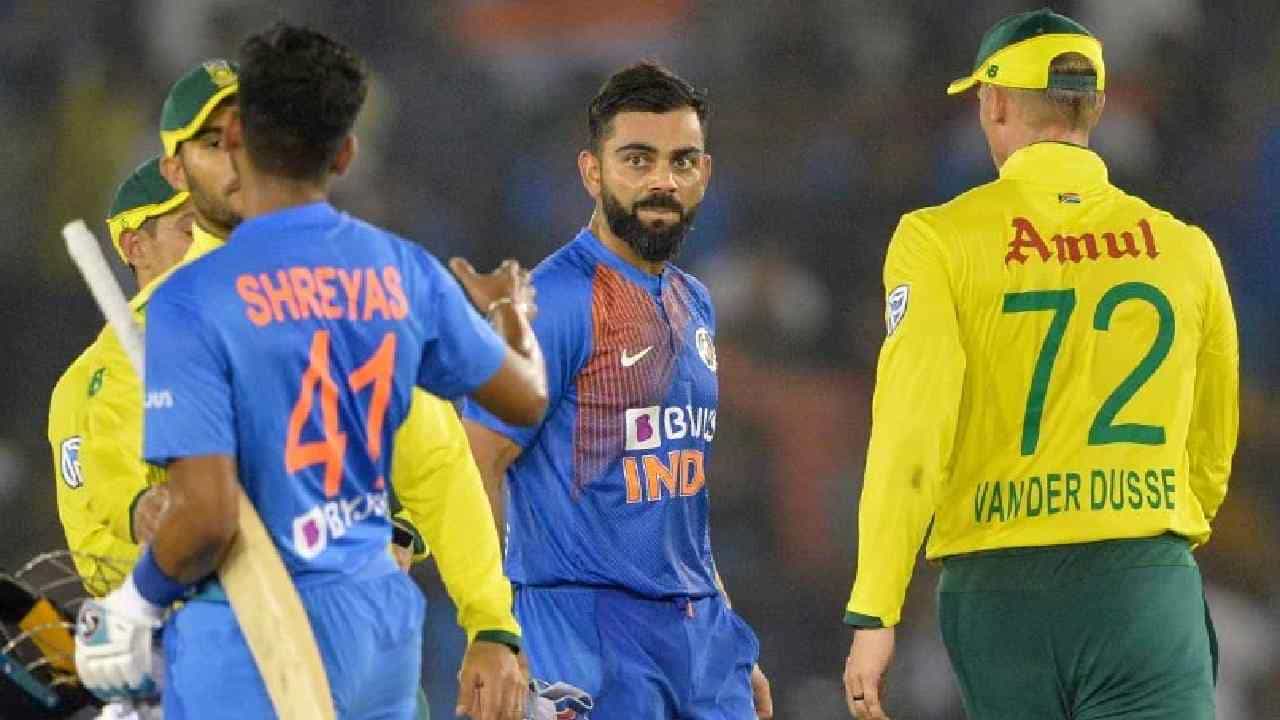 ನ್ಯೂಜಿಲೆಂಡ್ ವಿರುದ್ದದ ಸರಣಿಯಲ್ಲಿ ಅಮೋಘ ಪ್ರದರ್ಶನ ನೀಡಿರುವ ಭಾರತ ತಂಡ ಶೀಘ್ರದಲ್ಲೇ ದಕ್ಷಿಣ ಆಫ್ರಿಕಾ ಪ್ರವಾಸ ಕೈಗೊಳ್ಳಲಿದೆ. ಹರಿಣರ ನಾಡಲ್ಲಿ ನಡೆಯಲಿರುವ ಮುಂದಿನ ಸರಣಿಯಲ್ಲಿ ಟೀಮ್ ಇಂಡಿಯಾ ಟೆಸ್ಟ್, ಏಕದಿನ ಹಾಗೂ ಟಿ20 ಪಂದ್ಯಗಳನ್ನಾಡಲಿದೆ.