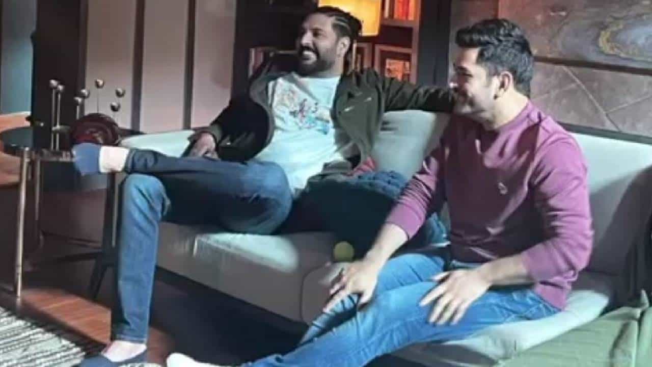 ಟೀಮ್ ಇಂಡಿಯಾ ಮಾಜಿ ನಾಯಕ ಮಹೇಂದ್ರ ಸಿಂಗ್ ಧೋನಿ (MS Dhoni) ಮತ್ತು ಮಾಜಿ ಆಲ್ರೌಂಡರ್ ಯುವರಾಜ್ ಸಿಂಗ್ (Yuvraj Singh) ಅವರ ಫೋಟೋವೊಂದು ಸೋಷಿಯಲ್ ಮೀಡಿಯಾದಲ್ಲಿ ಸಿಕ್ಕಾಪಟ್ಟೆ ವೈರಲ್ ಆಗಿದೆ.