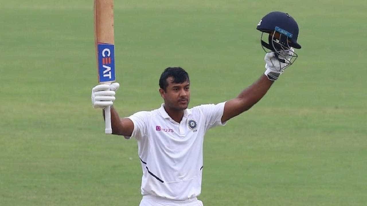 ಮುಂಬೈ ಟೆಸ್ಟ್ನಲ್ಲಿ ನ್ಯೂಜಿಲೆಂಡ್ ತಂಡವನ್ನು 372 ರನ್ಗಳಿಂದ ಸೋಲಿಸಿದ ಭಾರತ 1-0 ಸರಣಿಯನ್ನು ವಶಪಡಿಸಿಕೊಂಡಿತು. ತಂಡದ ಈ ಗೆಲುವಿನಲ್ಲಿ ಹಲವು ಆಟಗಾರರು ಪ್ರಮುಖ ಪಾತ್ರ ವಹಿಸಿದ್ದರು. ಅದರಲ್ಲೂ ಈ ಪಂದ್ಯದಲ್ಲಿ ಶತಕ ಹಾಗೂ ಅರ್ಧಶತಕ ಬಾರಿಸಿ ಮಿಂಚಿದ್ದ ಆರಂಭಿಕ ಆಟಗಾರ ಮಯಾಂಕ್ ಅಗರ್ವಾಲ್ ಗೆಲುವಿನ ರೂವಾರಿ ಎನಿಸಿಕೊಂಡರು. ಇದೀಗ ಈ ಪ್ರದರ್ಶನ ಐಸಿಸಿ ಟೆಸ್ಟ್ ಶ್ರೇಯಾಂಕದಲ್ಲಿ ಮಯಾಂಕ್ ಶ್ರೇಷ್ಠ ರ್ಯಾಂಕಿಂಗ್ ಪಡೆಯಲು ಸಹಾಯ ಮಾಡಿದೆ.