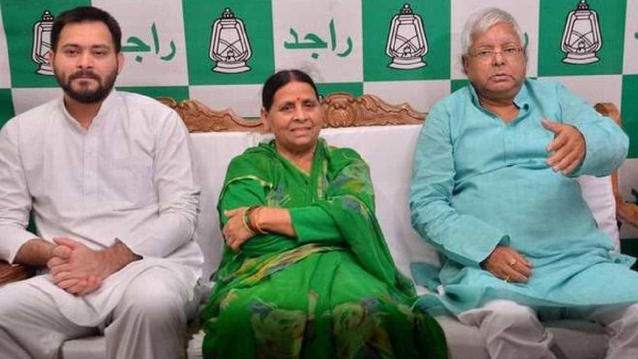 Tejashwi Yadav: ತೇಜಸ್ವಿ ಯಾದವ್ಗೆ ನಾಳೆ ನಿಶ್ಚಿತಾರ್ಥ; ಸೊಸೆಯ ಬಗ್ಗೆ ಗುಟ್ಟು ಬಿಟ್ಟುಕೊಡದ ಲಾಲೂ ಪ್ರಸಾದ್ Tejashwi Yadav: ತೇಜಸ್ವಿ ಯಾದವ್ಗೆ ನಾಳೆ ನಿಶ್ಚಿತಾರ್ಥ; ಸೊಸೆಯ ಬಗ್ಗೆ ಗುಟ್ಟು ಬಿಟ್ಟುಕೊಡದ ಲಾಲೂ ಪ್ರಸಾದ್