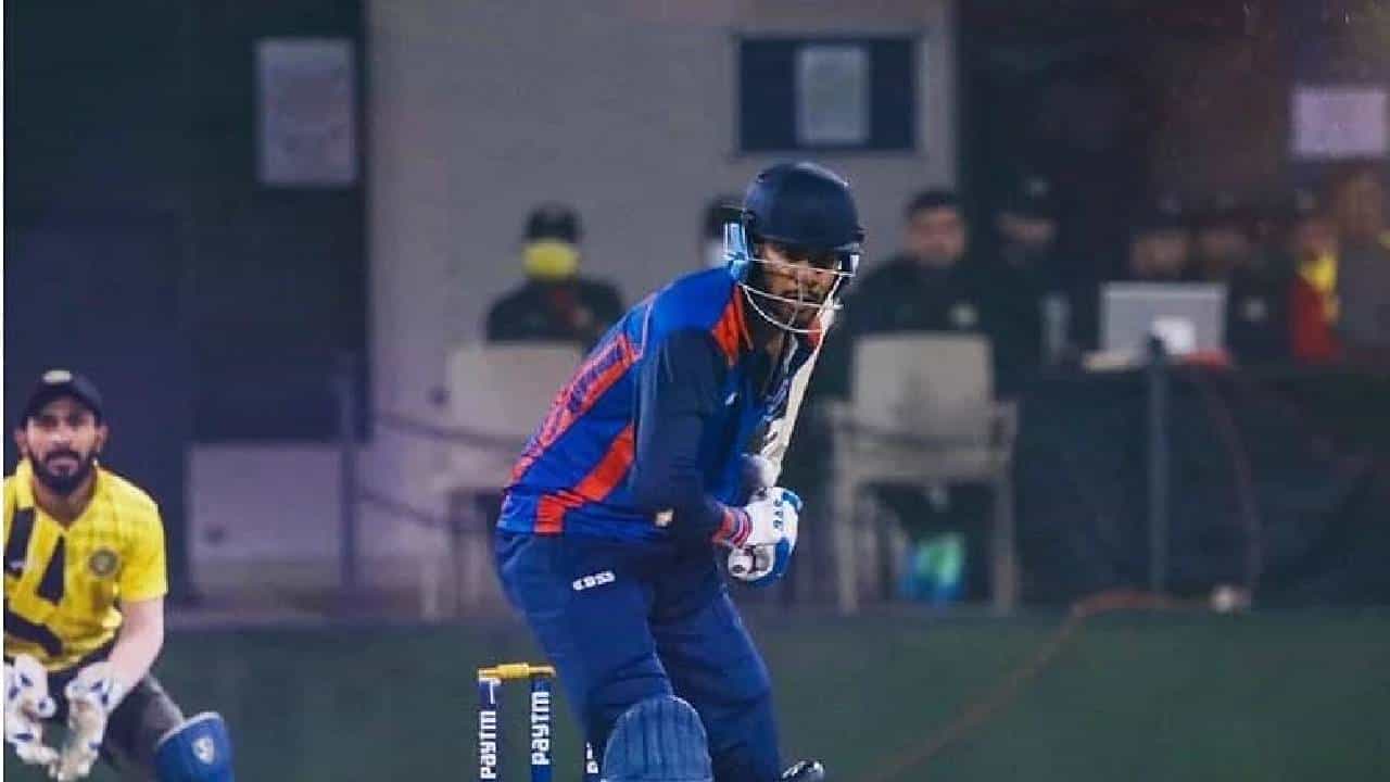 ದೇಶೀಯ ಟೂರ್ನಿಯಲ್ಲಿ ಯುವ ಆಟಗಾರ ವೆಂಕಟೇಶ್ ಅಯ್ಯರ್ ಅಬ್ಬರ ಮುಂದುವರೆದಿದೆ. ಈ ಬಾರಿಯ ವಿಜಯ್ ಹಜಾರೆ ಟೂರ್ನಿಯ 2ನೇ ಪಂದ್ಯದಲ್ಲೇ ಭರ್ಜರಿ ಶತಕ ಸಿಡಿಸುವ ಮೂಲಕ ಅಯ್ಯರ್ ಸೆಂಚುರಿ ಖಾತೆ ತೆರೆದಿದ್ದಾರೆ. ರಾಜ್ಕೋಟ್ನಲ್ಲಿ ನಡೆದ ಕೇರಳ ವಿರುದ್ದದ ಪಂದ್ಯದಲ್ಲಿ ಮಧ್ಯಪ್ರದೇಶ ತಂಡ ಭರ್ಜರಿ ಬ್ಯಾಟಿಂಗ್ ಪ್ರದರ್ಶಿಸಿತು.
