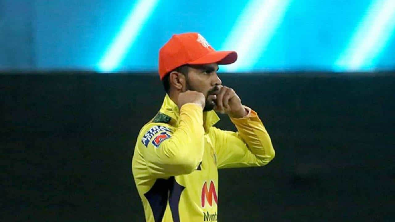 ಇಂಡಿಯನ್ ಪ್ರೀಮಿಯರ್ ಲೀಗ್ ಸೀಸನ್ 15 ನಲ್ಲಿ ಆರೆಂಜ್ ಕ್ಯಾಪ್ ವಿನ್ನರ್ ಆಗಿದ್ದ ಚೆನ್ನೈ ಸೂಪರ್ ಕಿಂಗ್ಸ್ ತಂಡದ ಆರಂಭಿಕ ಆಟಗಾರ ರುತುರಾಜ್ ಗಾಯಕ್ವಾಡ್, ವಿಜಯ್ ಹಜಾರೆ ಟ್ರೋಫಿಯಲ್ಲಿ ಹ್ಯಾಟ್ರಿಕ್ ಶತಕ ಸಿಡಿಸಿ ಮಿಂಚಿದ್ದಾರೆ.