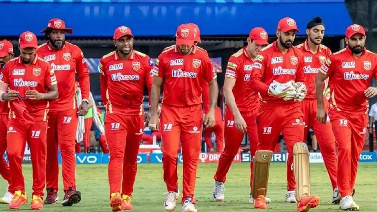 ಐಪಿಎಲ್ ಮೆಗಾ ಹರಾಜಿಗೂ ಮುನ್ನ ಹಳೆಯ 8 ಫ್ರಾಂಚೈಸಿಗಳು ಒಟ್ಟು 27 ಆಟಗಾರರನ್ನು ಬಿಡುಗಡೆ ಮಾಡಿತ್ತು. ಇದರಲ್ಲಿ ಪಂಜಾಬ್ ಕಿಂಗ್ಸ್ ತಂಡದಿಂದ ರಿಲೀಸ್ ಮಾಡಿರುವ ಮಾಜಿ ನಾಯಕ ಕೆಎಲ್ ರಾಹುಲ್ ಕೂಡ ಇರುವುದು ವಿಶೇಷ. ಇದಾಗ್ಯೂ ಪಂಜಾಬ್ ಫ್ರಾಂಚೈಸಿಯು ಮಯಾಂಕ್ ಅಗರ್ವಾಲ್ ಹಾಗೂ ಅರ್ಷದೀಪ್ ಸಿಂಗ್ ಅವರನ್ನು ಉಳಿಸಿಕೊಂಡಿದೆ.