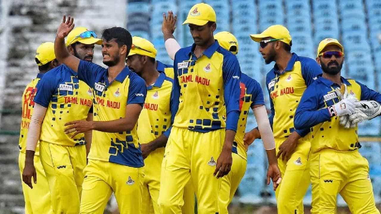 ವಿಜಯ್ ಹಜಾರೆ ಟ್ರೋಫಿಯಲ್ಲಿ ಅಮೋಘ ಪ್ರದರ್ಶನ ನೀಡುತ್ತಿರುವ ತಮಿಳುನಾಡು ತಂಡಕ್ಕೆ ಪುದುಚೇರಿ ತಂಡವು ಶಾಕ್ ನೀಡಿದೆ. ಬಲಿಷ್ಠ ಆಟಗಾರರನ್ನೇ ತುಂಬಿರುವ ತಮಿಳುನಾಡು ತನ್ನ ನೆರೆಯ ಪುದುಚೇರಿ ವಿರುದ್ದ ಕೇವಲ 1 ರನ್ಗಳಿಂದ ಸೋಲನುಭವಿಸಿದೆ. ಇತ್ತೀಚೆಗಷ್ಟೇ ಸೈಯದ್ ಮುಷ್ತಾಕ್ ಅಲಿ ಟ್ರೋಫಿಯನ್ನು ಗೆದ್ದುಕೊಂಡಿದ್ದ ತಮಿಳುನಾಡು ತಂಡ ಸತತ ಮೂರು ಪಂದ್ಯಗಳನ್ನು ಗೆಲ್ಲುವ ಮೂಲಕ ಅಮೋಘ ಪ್ರದರ್ಶನ ಮುಂದುವರೆಸಿತ್ತು. ಆದರೆ ನಾಲ್ಕನೇ ಪಂದ್ಯದಲ್ಲಿ ಪುದುಚೇರಿ ಸೋಲುಣಿಸುವ ಮೂಲಕ ಜಯ ನಾಗಾಲೋಟಕ್ಕೆ ಕಡಿವಾಣ ಹಾಕಿದೆ.