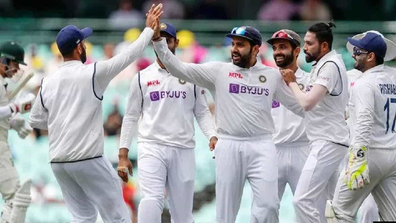ದಕ್ಷಿಣ ಆಫ್ರಿಕಾ ವಿರುದ್ದದ ಟೆಸ್ಟ್ ಸರಣಿಯಿಂದ ರೋಹಿತ್ ಶರ್ಮಾ ಹೊರಗುಳಿದಿದ್ದಾರೆ. ಇದರ ಬೆನ್ನಲ್ಲೇ ತಂಡದ ಉಪನಾಯಕ ಯಾರಾಗಲಿದ್ದಾರೆ ಎಂಬ ಪ್ರಶ್ನೆಯೊಂದು ಹುಟ್ಟಿಕೊಂಡಿದೆ. ಏಕೆಂದರೆ ಇತ್ತೀಚೆಗಷ್ಟೇ ಆಯ್ಕೆ ಸಮಿತಿ ವಿರಾಟ್ ಕೊಹ್ಲಿ ಮುನ್ನಡೆಸುತ್ತಿರುವ ಟೀಮ್ ಇಂಡಿಯಾದ ನೂತನ ಉಪನಾಯಕನಾಗಿ ರೋಹಿತ್ ಶರ್ಮಾ ಅವರನ್ನು ಆಯ್ಕೆ ಮಾಡಿಕೊಂಡಿತ್ತು. ಇದೀಗ ಉಪನಾಯಕನಾದ ಮೊದಲ ಸರಣಿಯಿಂದಲೇ ಹಿಟ್ಮ್ಯಾನ್ ಹೊರಗುಳಿದಿದ್ದಾರೆ. ಹೀಗಾಗಿ ಬದಲಿ ವೈಸ್ ಕ್ಯಾಪ್ಟನ್ ಅನ್ನು ಆಯ್ಕೆ ಮಾಡಬೇಕಾದ ಅನಿವಾರ್ಯತೆ ಇದೆ.
