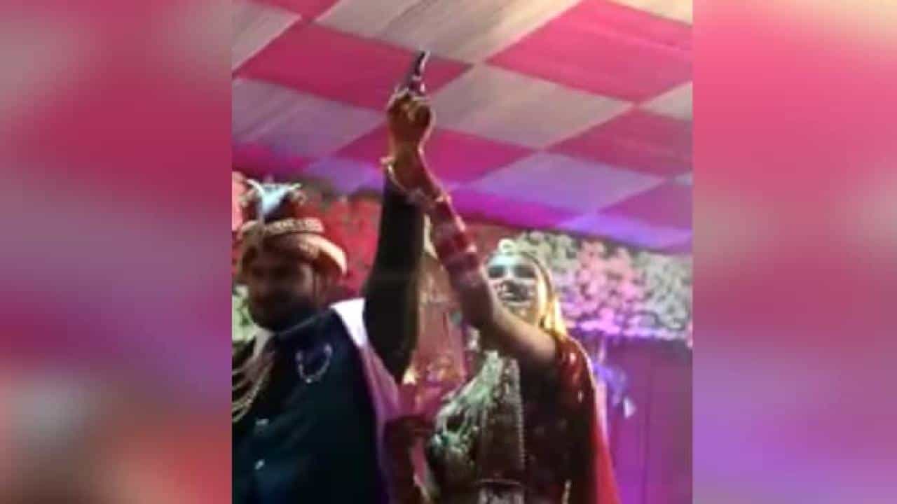 Viral Video: ಗಾಳಿಯಲ್ಲಿ ಗುಂಡು ಹಾರಿಸಿ, ಮದುವೆ ದಿನವೇ ಪೊಲೀಸರ ಕೆಂಗಣ್ಣಿಗೆ ಗುರಿಯಾದ ವಧು-ವರ Viral Video: ಗಾಳಿಯಲ್ಲಿ ಗುಂಡು ಹಾರಿಸಿ, ಮದುವೆ ದಿನವೇ ಪೊಲೀಸರ ಕೆಂಗಣ್ಣಿಗೆ ಗುರಿಯಾದ ವಧು-ವರ