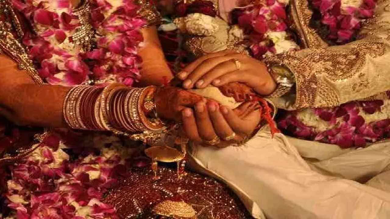 ಒಡಹುಟ್ಟಿದ ತಂಗಿಗೇ ತಾಳಿ ಕಟ್ಟಿ ಮದುವೆಯಾದ ಅಣ್ಣ; ಏನಿದು ವಿಚಿತ್ರ ಘಟನೆ? ಒಡಹುಟ್ಟಿದ ತಂಗಿಗೇ ತಾಳಿ ಕಟ್ಟಿ ಮದುವೆಯಾದ ಅಣ್ಣ; ಏನಿದು ವಿಚಿತ್ರ ಘಟನೆ?