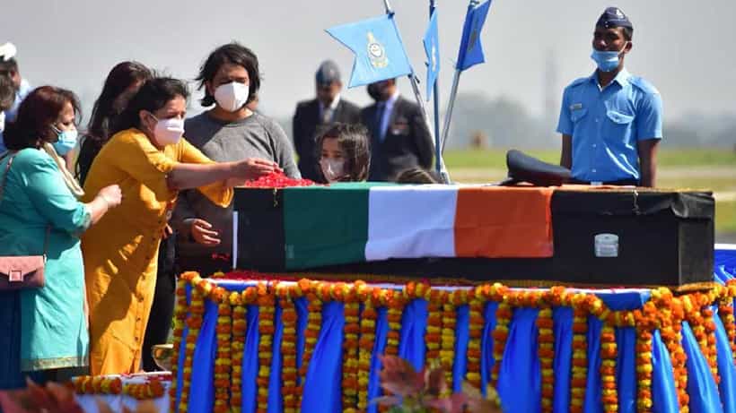 Varun Singh: ಗ್ರೂಪ್ ಕ್ಯಾಪ್ಟನ್ ವರುಣ್ ಸಿಂಗ್ಗೆ ಯಲಹಂಕ ವಾಯುನೆಲೆಯಲ್ಲಿ ರಾಜ್ಯಪಾಲ, ಸೇನಾ ಸಿಬ್ಬಂದಿಯಿಂದ ಅಂತಿಮ ನಮನ
