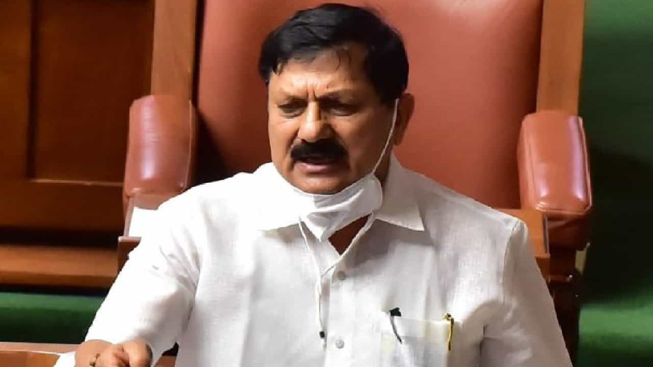 ಸೈಬರ್ ಕ್ರೈಂ ತಡೆಯಲು ವಿದೇಶದಿಂದ ಯಂತ್ರೋಪಕರಣ ತರಿಸಲಾಗಿದೆ, ತಜ್ಞರನ್ನು ನೇಮಿಸಲಾಗುತ್ತಿದೆ; ಪರಿಷತ್ನಲ್ಲಿ ಆರಗ ಜ್ಞಾನೇಂದ್ರ ಮಾಹಿತಿ ಸೈಬರ್ ಕ್ರೈಂ ತಡೆಯಲು ವಿದೇಶದಿಂದ ಯಂತ್ರೋಪಕರಣ ತರಿಸಲಾಗಿದೆ, ತಜ್ಞರನ್ನು ನೇಮಿಸಲಾಗುತ್ತಿದೆ; ಪರಿಷತ್ನಲ್ಲಿ ಆರಗ ಜ್ಞಾನೇಂದ್ರ ಮಾಹಿತಿ