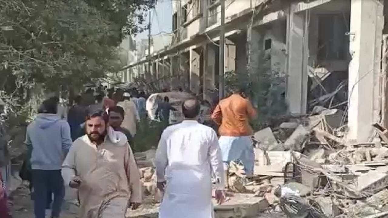 Pakistan Bomb Blast: ಪಾಕಿಸ್ತಾನದ ಕರಾಚಿಯಲ್ಲಿ ಕಾರ್ ಬಾಂಬ್ ಸ್ಫೋಟ; 10 ಜನ ಸಾವು, 13ಕ್ಕೂ ಹೆಚ್ಚು ಮಂದಿಗೆ ಗಾಯ Pakistan Bomb Blast: ಪಾಕಿಸ್ತಾನದ ಕರಾಚಿಯಲ್ಲಿ ಕಾರ್ ಬಾಂಬ್ ಸ್ಫೋಟ; 10 ಜನ ಸಾವು, 13ಕ್ಕೂ ಹೆಚ್ಚು ಮಂದಿಗೆ ಗಾಯ