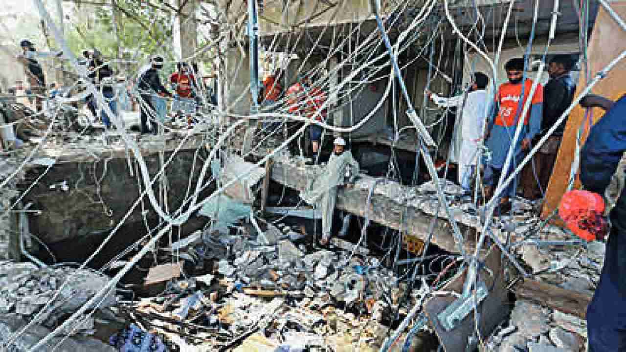 Karachi Blast: ಪಾಕಿಸ್ತಾನದ ಕರಾಚಿ ಸ್ಫೋಟ ಪ್ರಕರಣ; ಸಾವಿನ ಸಂಖ್ಯೆ 15ಕ್ಕೆ ಏರಿಕೆ, ಹಲವರ ಸ್ಥಿತಿ ಗಂಭೀರ