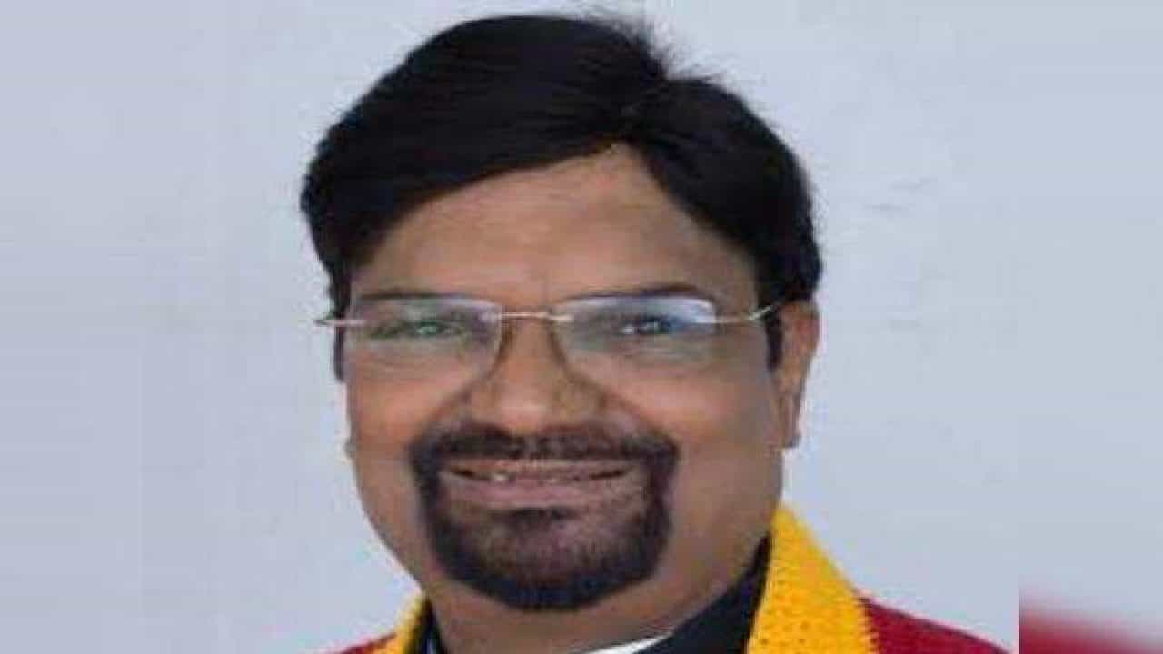ಕನ್ನಡ, ಮರಾಠಿ ತಿಳಿದಿರುವ ಹಿರಿಯರ ಸಮಿತಿ ರಚನೆಗೆ ಚಿಂತನೆ; ಕಸಾಪ ಅಧ್ಯಕ್ಷ ಮಹೇಶ್ ಜೋಶಿ ಕನ್ನಡ, ಮರಾಠಿ ತಿಳಿದಿರುವ ಹಿರಿಯರ ಸಮಿತಿ ರಚನೆಗೆ ಚಿಂತನೆ; ಕಸಾಪ ಅಧ್ಯಕ್ಷ ಮಹೇಶ್ ಜೋಶಿ