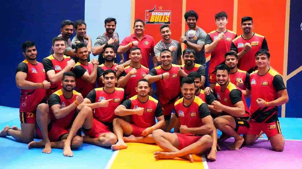 ಪ್ರೋ ಕಬಡ್ಡಿ ಲೀಗ್ ಸೀಸನ್ 8 ಬುಧವಾರದಿಂದ ಶುರುವಾಗಲಿದೆ. ಡಿ. 22 ರಿಂದ ಆರಂಭವಾಗಲಿರುವ ಲೀಗ್ನ ಮೊದಲ ಪಂದ್ಯದಲ್ಲಿ ಬೆಂಗಳೂರು ಬುಲ್ಸ್ ಹಾಗೂ ಯು ಮುಂಬಾ ಮುಖಾಮುಖಿಯಾಗಲಿದೆ. ಈ ಬಾರಿ ಬೆಂಗಳೂರಿನಲ್ಲೇ ಪಂದ್ಯಾವಳಿ ನಡೆಯುತ್ತಿದ್ದು, ಹೀಗಾಗಿ ತವರಿನಲ್ಲಿ ಚಾಂಪಿಯನ್ ಪಟ್ಟ ಅಲಂಕರಿಸುವ ವಿಶ್ವಾಸದಲ್ಲಿದೆ ಬೆಂಗಳೂರು ಬುಲ್ಸ್.