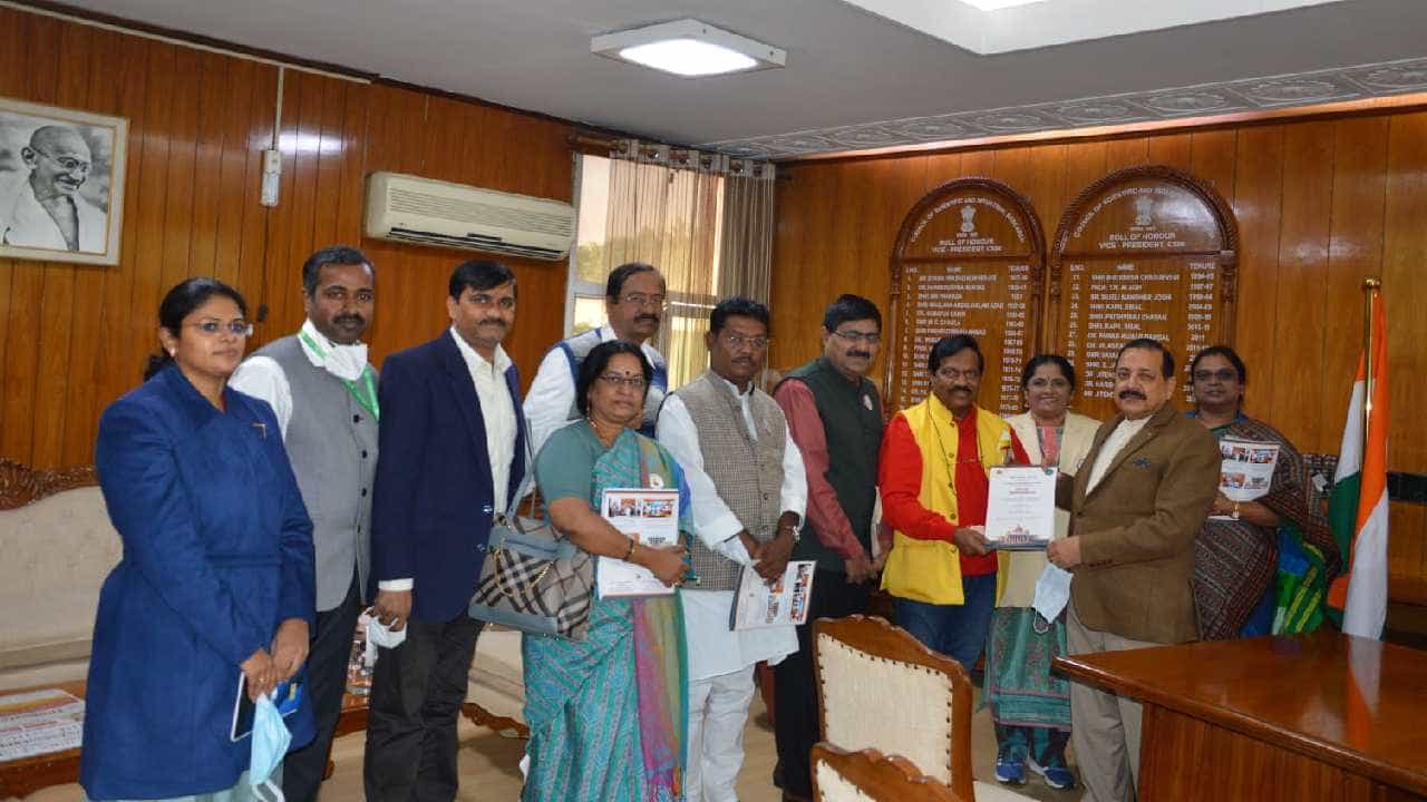 ಕನ್ನಡ ಅಭಿವೃದ್ಧಿ ಪ್ರಾಧಿಕಾರದ ನಿಯೋಗದಿಂದ ಕೇಂದ್ರ ಸಚಿವರ ಭೇಟಿ; ಕನ್ನಡಿಗರ ಪರ ಹಕ್ಕೊತ್ತಾಯ ಕನ್ನಡ ಅಭಿವೃದ್ಧಿ ಪ್ರಾಧಿಕಾರದ ನಿಯೋಗದಿಂದ ಕೇಂದ್ರ ಸಚಿವರ ಭೇಟಿ; ಕನ್ನಡಿಗರ ಪರ ಹಕ್ಕೊತ್ತಾಯ