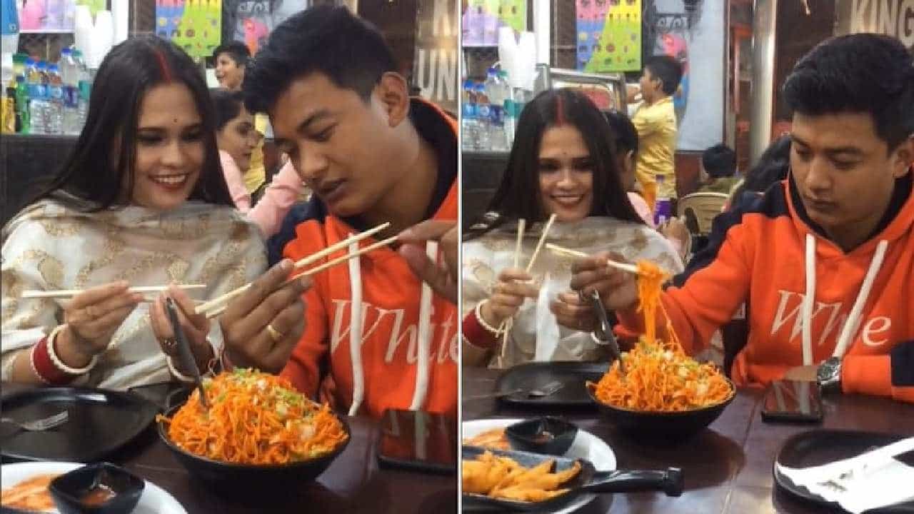 Viral Video: ಹೆಂಡತಿಗೆ ಚಾಪ್ಸ್ಟಿಕ್ನಲ್ಲಿ ನೂಡಲ್ಸ್ ತಿನ್ನುವುದನ್ನು ಹೇಳಿಕೊಟ್ಟ ಗಂಡ; ಕ್ಯೂಟ್ ವಿಡಿಯೋ ಇಲ್ಲಿದೆ Viral Video: ಹೆಂಡತಿಗೆ ಚಾಪ್ಸ್ಟಿಕ್ನಲ್ಲಿ ನೂಡಲ್ಸ್ ತಿನ್ನುವುದನ್ನು ಹೇಳಿಕೊಟ್ಟ ಗಂಡ; ಕ್ಯೂಟ್ ವಿಡಿಯೋ ಇಲ್ಲಿದೆ