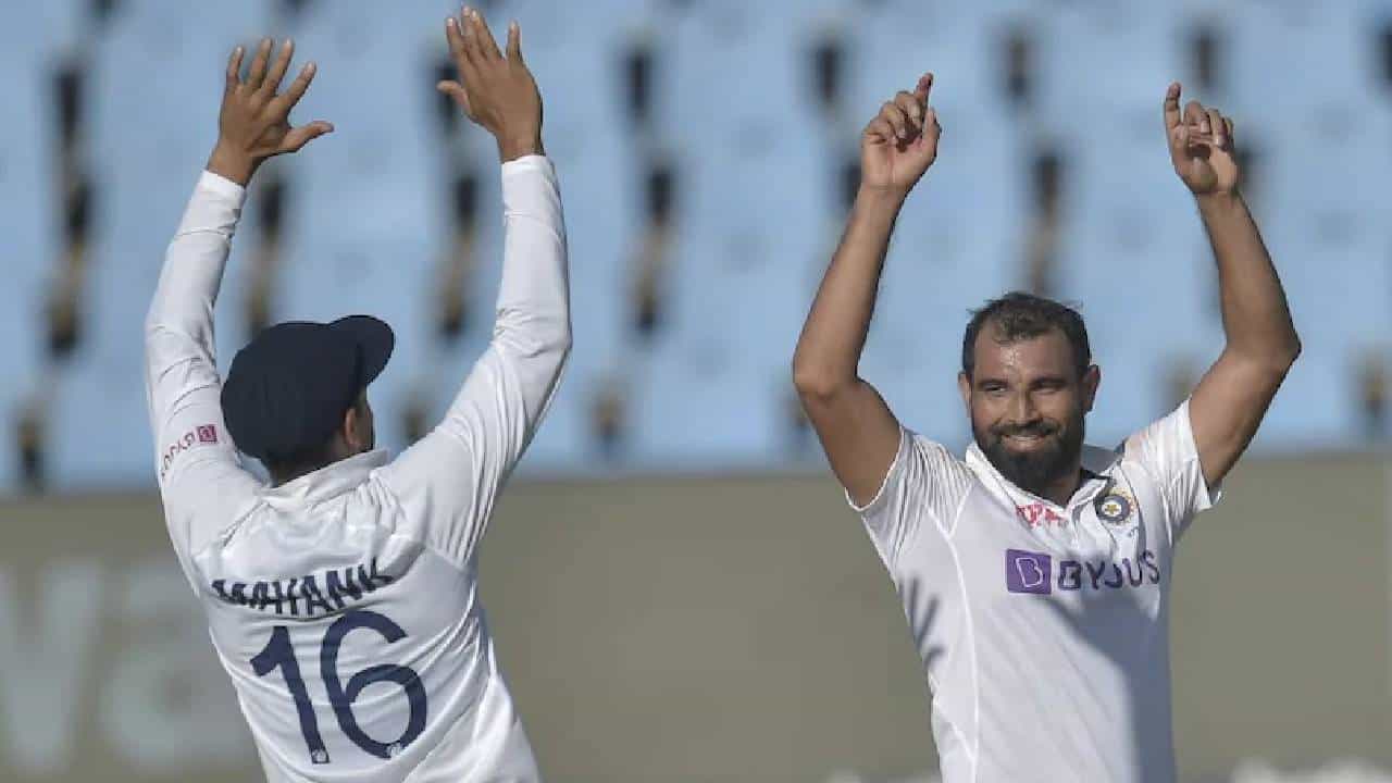 ಭಾರತ-ದಕ್ಷಿಣ ಆಫ್ರಿಕಾ (India vs South Africa) ನಡುವಣ ಮೊದಲ ಟೆಸ್ಟ್ ಪಂದ್ಯವು ರೋಚಕಘಟ್ಟದತ್ತ ಸಾಗುತ್ತಿದೆ. ಮೊದಲ ದಿನದಾಟದಲ್ಲಿ ಟೀಮ್ ಇಂಡಿಯಾ (Team India) 3 ವಿಕೆಟ್ ನಷ್ಟಕ್ಕೆ 272 ರನ್ಗಳಿಸಿತ್ತು. 2ನೇ ದಿನದಾಟವು ಮಳೆಗೆ ಅಹುತಿಯಾದರೆ, ಮೂರನೇ ದಿನದಾಟದಲ್ಲಿ ಟೀಮ್ ಇಂಡಿಯಾ ಕೇವಲ 55 ಸೇರಿಸುವಷ್ಟರಲ್ಲಿ ಸರ್ಪಪತನ ಕಂಡಿತು. ಅದರಂತೆ ಟೀಮ್ ಇಂಡಿಯಾ ಮೊದಲ ಇನಿಂಗ್ಸ್ನಲ್ಲಿ 327 ರನ್ ಕಲೆಹಾಕಿತು. ಇದಕ್ಕುತ್ತರವಾಗಿ ಇನಿಂಗ್ಸ್ ಆರಂಭಿಸಿದ ದಕ್ಷಿಣ ಆಫ್ರಿಕಾ ತಂಡವು ಮೊಹಮ್ಮದ್ ಶಮಿ (Mohammed Shami) ಅವರ ಮಾರಕ ದಾಳಿಗೆ ತರಗೆಲೆಯಂತೆ ಉದುರಿದವು.