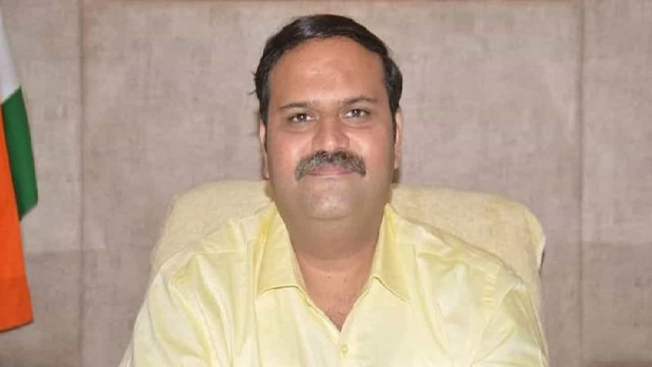 Karmaveer Sharma: ಕೆಲಸ ಮುಗಿಸಿಲ್ಲ ಎಂದು ತನ್ನ ಸಂಬಳವನ್ನೇ ತಡೆಹಿಡಿದ ಐಎಎಸ್ ಅಧಿಕಾರಿ! Karmaveer Sharma: ಕೆಲಸ ಮುಗಿಸಿಲ್ಲ ಎಂದು ತನ್ನ ಸಂಬಳವನ್ನೇ ತಡೆಹಿಡಿದ ಐಎಎಸ್ ಅಧಿಕಾರಿ!