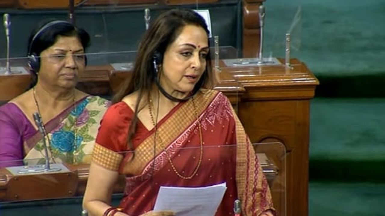 Hema Malini: ಕೆನ್ನೆಯನ್ನು ರಸ್ತೆಗೆ ಹೋಲಿಸುತ್ತಿರುವ ರಾಜಕೀಯ ನಾಯಕರ ವಿರುದ್ಧ ಕಿಡಿಕಾರಿದ ಸಂಸದೆ ಹೇಮಾ ಮಾಲಿನಿ Hema Malini: ಕೆನ್ನೆಯನ್ನು ರಸ್ತೆಗೆ ಹೋಲಿಸುತ್ತಿರುವ ರಾಜಕೀಯ ನಾಯಕರ ವಿರುದ್ಧ ಕಿಡಿಕಾರಿದ ಸಂಸದೆ ಹೇಮಾ ಮಾಲಿನಿ