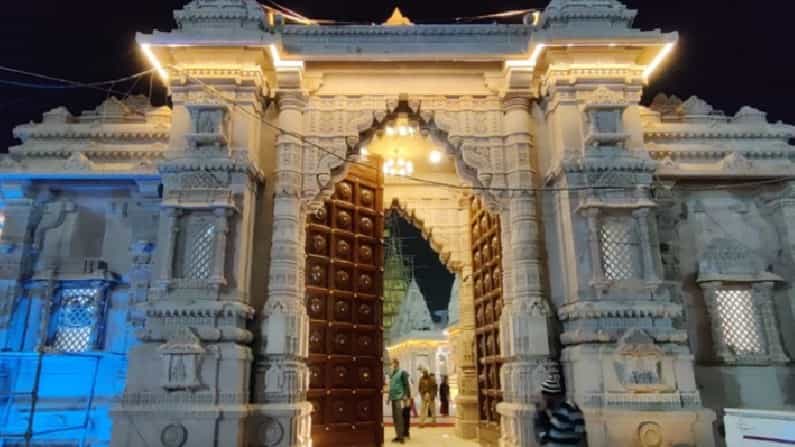 ಕಾಶಿ ವಿಶ್ವನಾಥ ಕಾರಿಡಾರ್ ಯೋಜನೆಯು ವಿಶ್ವನಾಥ ಮಂದಿರವನ್ನು ಗಂಗಾ ನದಿಗೆ ಸಂಪರ್ಕಿಸುವ ಮಹತ್ವಾಕಾಂಕ್ಷಿ ಯೋಜನೆಯಾಗಿದೆ. ಈ ಮೊದಲು ಮಂದಿರ ಹಾಗೂ ನದಿಗೆ ನೇರವಾದ ಸಂಪರ್ಕ ಇರಲಿಲ್ಲ. ಈಗ ಯಾವುದೇ ಅಡೆತಡೆಗಳಿಲ್ಲದೇ ಗಂಗೆಯ ಲಲಿತಾ ಘಾಟ್ಗೆ ಭಕ್ತರು ಮಂದಿರದಿಂದ ಭೇಟಿ ನೀಡಬಹುದು.