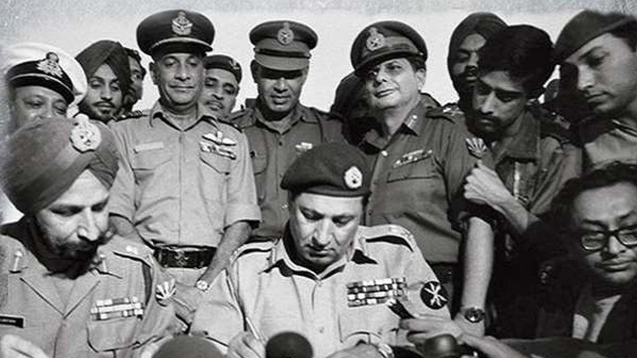 Vijay Diwas 2021: 1971ರ ಯುದ್ಧದಲ್ಲಿ ಪಾಕಿಸ್ತಾನ ವಿರುದ್ಧದ ಗೆಲುವಿಗೆ 50 ವರ್ಷದ ಸಂಭ್ರಮ; ‘ವಿಜಯ ದಿವಸ‘ದ ಮಹತ್ವ, ಇತಿಹಾಸ ಇಲ್ಲಿದೆ Vijay Diwas 2021: 1971ರ ಯುದ್ಧದಲ್ಲಿ ಪಾಕಿಸ್ತಾನ ವಿರುದ್ಧದ ಗೆಲುವಿಗೆ 50 ವರ್ಷದ ಸಂಭ್ರಮ; ‘ವಿಜಯ ದಿವಸ‘ದ ಮಹತ್ವ, ಇತಿಹಾಸ ಇಲ್ಲಿದೆ