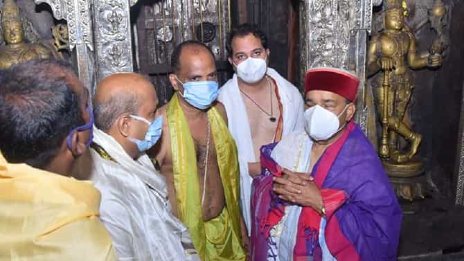 ಉಡುಪಿ: ಶ್ರೀಕೃಷ್ಣ ಮಠಕ್ಕೆ ಭೇಟಿ ನೀಡಿದ ರಾಜ್ಯಪಾಲ ಥಾವರ್ ಚಂದ್ ಗೆಹ್ಲೋಟ್; ಚಿತ್ರಗಳನ್ನು ನೋಡಿ