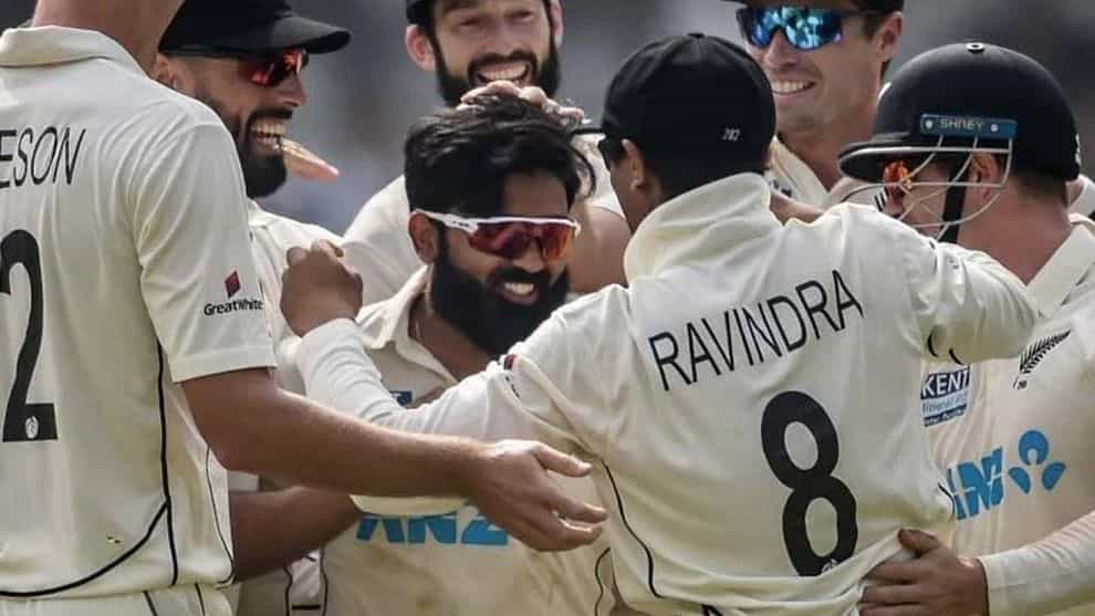 ಮುಂಬೈನಲ್ಲಿ ನಡೆದ ಭಾರತ ಮತ್ತು ನ್ಯೂಜಿಲೆಂಡ್ ನಡುವಿನ ಎರಡನೇ ಟೆಸ್ಟ್ ಪಂದ್ಯ ಐತಿಹಾಸಿಕವಾಗಿದ್ದು, ನ್ಯೂಜಿಲೆಂಡ್ ಸ್ಪಿನ್ನರ್ ಎಜಾಜ್ ಪಟೇಲ್ ಈ ಪಂದ್ಯದ ಮೊದಲ ಇನಿಂಗ್ಸ್ನಲ್ಲಿ 10 ವಿಕೆಟ್ಗೆ 10 ವಿಕೆಟ್ ಕಬಳಿಸುವ ಮೂಲಕ ಇತಿಹಾಸ ನಿರ್ಮಿಸಿದ್ದಾರೆ. ಈ ಸಾಧನೆ ಮಾಡಿದ ವಿಶ್ವದ ಮೂರನೇ ಬೌಲರ್ ಎಂಬ ಹೆಗ್ಗಳಿಕೆಗೆ ಪಾತ್ರರಾಗಿದ್ದಾರೆ. ಇದಕ್ಕೂ ಮುನ್ನ ಭಾರತದ ಅನಿಲ್ ಕುಂಬ್ಳೆ ಹಾಗೂ ಇಂಗ್ಲೆಂಡ್ನ ಜಿಮ್ ಲೇಕರ್ ಈ ಸಾಧನೆ ಮಾಡಿದ್ದರು. ಎಜಾಜ್ಗೆ ಭಾರತ ಮತ್ತು ಮುಂಬೈಯೊಂದಿಗೆ ಸಾಕಷ್ಟು ಸಂಬಂಧವಿದೆ. ಎಜಾಜ್ ಹುಟ್ಟಿದ್ದು ಮುಂಬೈನಲ್ಲಿಯೇ. ಭಾರತದಲ್ಲಿ ಜನಿಸಿದ ಅಥವಾ ಭಾರತದೊಂದಿಗೆ ಸಂಬಂಧವನ್ನು ಹೊಂದಿ, ಬೇರೆ ದೇಶದ ಪರ ಕ್ರಿಕೆಟ್ ಆಡುತ್ತಿರುವ ಎಜಾಜ್ ಸೇರಿದಂತೆ ಹಲವು ಸ್ಪಿನ್ನರ್ಗಳ ಬಗ್ಗೆ ನಾವು ಇಂದು ನಿಮಗೆ ಹೇಳಲಿದ್ದೇವೆ.