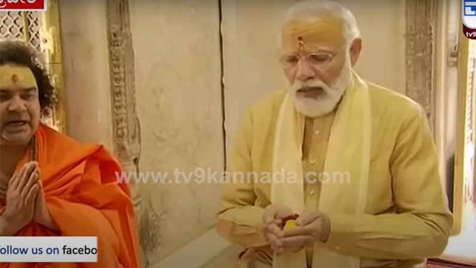 ಕಾಶಿ ವಿಶ್ವನಾಥ ಕಾರಿಡಾರ್ ಸಂಕೀರ್ಣವನ್ನು ಉದ್ಘಾಟಿಸುವ ಮೊದಲು ಪ್ರಧಾನಿ ಮೋದಿ ಶಿವನ ಆಲಯದಲ್ಲಿ ವಿಶೇಷ ಪೂಜೆ ಸಲ್ಲಿಸಿದರು ಕಾಶಿ ವಿಶ್ವನಾಥ ಕಾರಿಡಾರ್ ಸಂಕೀರ್ಣವನ್ನು ಉದ್ಘಾಟಿಸುವ ಮೊದಲು ಪ್ರಧಾನಿ ಮೋದಿ ಶಿವನ ಆಲಯದಲ್ಲಿ ವಿಶೇಷ ಪೂಜೆ ಸಲ್ಲಿಸಿದರು