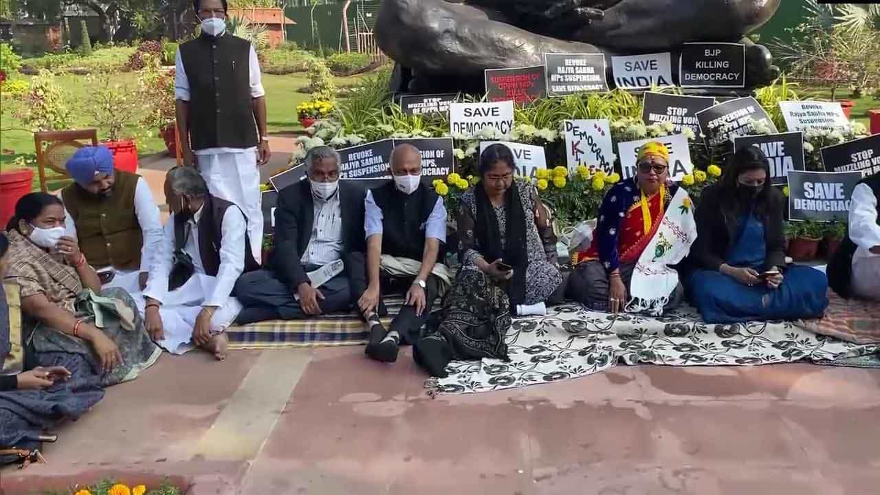 Parliament Winter Session ರೈತರ ಬಗ್ಗೆ ಮೋದಿ ಸರ್ಕಾರಕ್ಕೆ ಸಂವೇದನೆ ಇಲ್ಲ ಎಂದ ಸೋನಿಯಾ ಗಾಂಧಿ; ಸಂಸದರ ಅಮಾನತು ಖಂಡಿಸಿ ಮುಂದುವರಿದ ವಿಪಕ್ಷಗಳ ಪ್ರತಿಭಟನೆ Parliament Winter Session ರೈತರ ಬಗ್ಗೆ ಮೋದಿ ಸರ್ಕಾರಕ್ಕೆ ಸಂವೇದನೆ ಇಲ್ಲ ಎಂದ ಸೋನಿಯಾ ಗಾಂಧಿ; ಸಂಸದರ ಅಮಾನತು ಖಂಡಿಸಿ ಮುಂದುವರಿದ ವಿಪಕ್ಷಗಳ ಪ್ರತಿಭಟನೆ