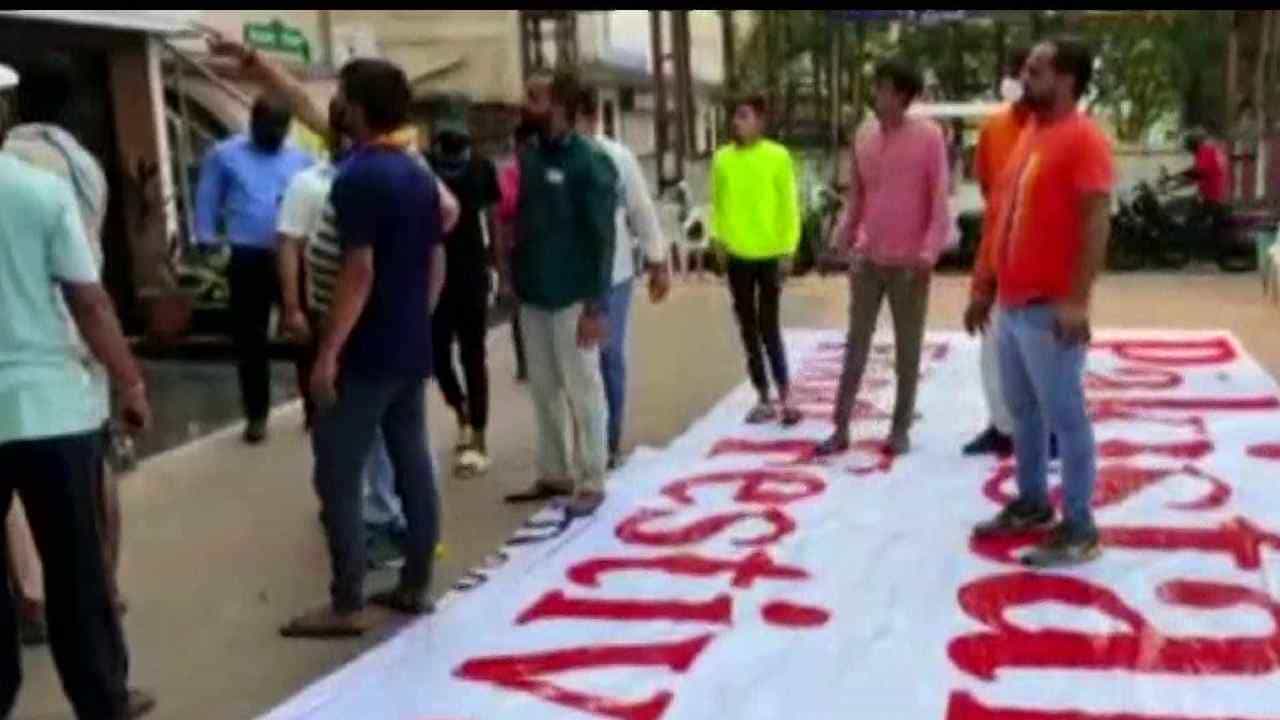 ಟೇಸ್ಟ್ ಆಫ್ ಇಂಡಿಯಾ ರೆಸ್ಟೋರೆಂಟ್ನಲ್ಲಿ ಪಾಕಿಸ್ತಾನಿ ಆಹಾರ ಮೇಳ; ಬ್ಯಾನರ್ ಹಾಕುತ್ತಿದ್ದಂತೆ ಬೆಂಕಿ ಇಟ್ಟ ಭಜರಂಗದಳ ಟೇಸ್ಟ್ ಆಫ್ ಇಂಡಿಯಾ ರೆಸ್ಟೋರೆಂಟ್ನಲ್ಲಿ ಪಾಕಿಸ್ತಾನಿ ಆಹಾರ ಮೇಳ; ಬ್ಯಾನರ್ ಹಾಕುತ್ತಿದ್ದಂತೆ ಬೆಂಕಿ ಇಟ್ಟ ಭಜರಂಗದಳ