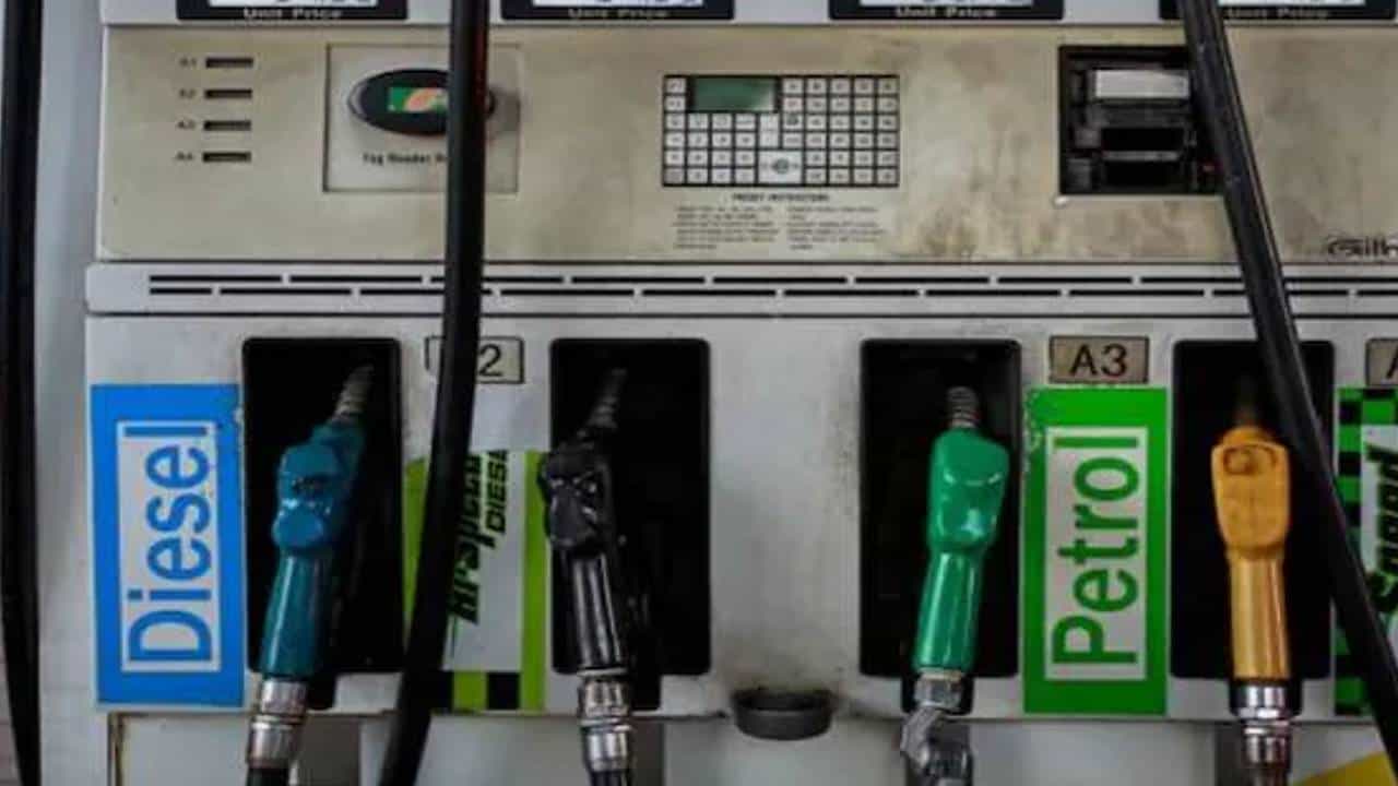 Petrol Price Today: ಪೆಟ್ರೋಲ್​ ಬೆಲೆ ದೆಹಲಿಯಲ್ಲಿ ಮಾತ್ರ ಬದಲಾವಣೆ; ಬೆಂಗಳೂರಿನಲ್ಲಿ ಎಷ್ಟಿದೆ ಪೆಟ್ರೋಲ್​-ಡೀಸೆಲ್​ ಇಂದಿನ ದರ?