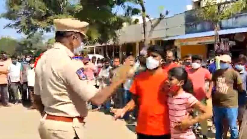 Video: ಹೆಲ್ಮೆಟ್ ಧರಿಸದೆ ಇದ್ದುದಕ್ಕೆ ಅಪ್ಪನಿಗೆ ಹೊಡೆದ ಪೊಲೀಸರು; ದೊಡ್ಡದಾಗಿ ಅಳಲು ಶುರುಮಾಡಿದ ಮಗಳು