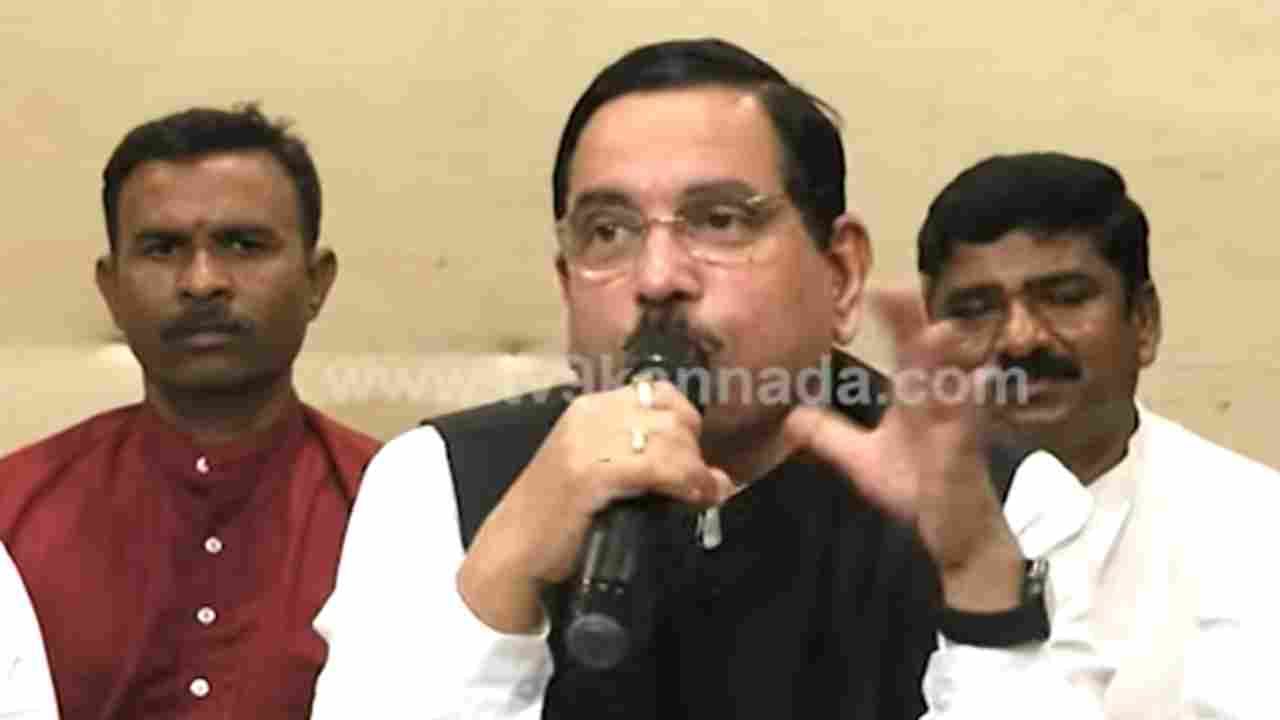 Pralhad Joshi: ರಾಜ್ಯದಲ್ಲಿ ಮುಖ್ಯಮಂತ್ರಿ ಮತ್ತೆ ಬದಲಾವಣೆ?-ಕೇಂದ್ರ ಸಚಿವ ಪ್ರಲ್ಹಾದ್ ಜೋಶಿ ಹೇಳಿದ್ದೇನು? Pralhad Joshi: ರಾಜ್ಯದಲ್ಲಿ ಮುಖ್ಯಮಂತ್ರಿ ಮತ್ತೆ ಬದಲಾವಣೆ?-ಕೇಂದ್ರ ಸಚಿವ ಪ್ರಲ್ಹಾದ್ ಜೋಶಿ ಹೇಳಿದ್ದೇನು?