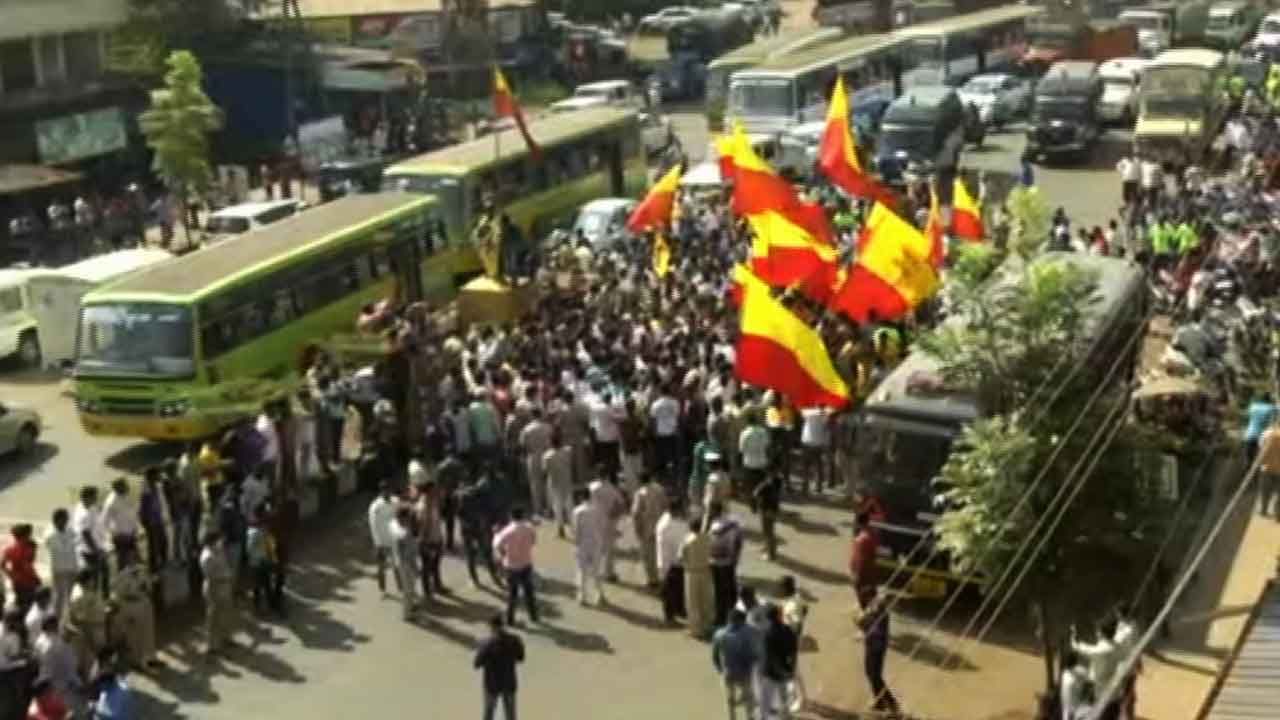 ಬೆಳಗಾವಿಯಲ್ಲಿ ಎಂಇಎಸ್ ಪುಂಡರ ವಿರುದ್ಧ ಕ್ರಮಕ್ಕೆ ಆಗ್ರಹಿಸಿ ಕರವೇ ಕಾರ್ಯಕರ್ತರಿಂದ ಪ್ರತಿಭಟನೆ! ಲಾಠಿ ಹಿಡಿದು ಧರಣಿ ನಿರತರನ್ನು ಚದುರಿಸಿದ ಪೊಲೀಸರು