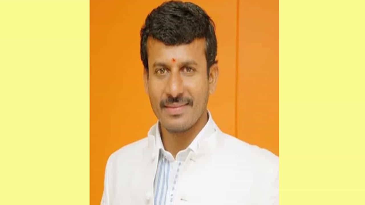ಗನ್ ತೋರಿಸಿ ಧಮ್ಕಿ ಆರೋಪ; ಎಂಎಲ್ಸಿ ರಮೇಶ್ ಗೌಡ ವಿರುದ್ಧ ದೂರು ದಾಖಲು ಗನ್ ತೋರಿಸಿ ಧಮ್ಕಿ ಆರೋಪ; ಎಂಎಲ್ಸಿ ರಮೇಶ್ ಗೌಡ ವಿರುದ್ಧ ದೂರು ದಾಖಲು